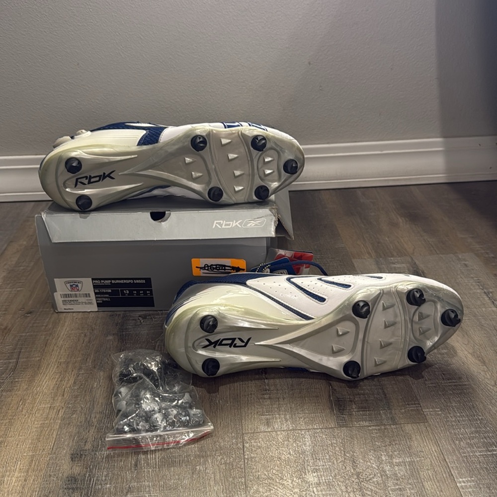 Football cleats - Picture 2 of 2